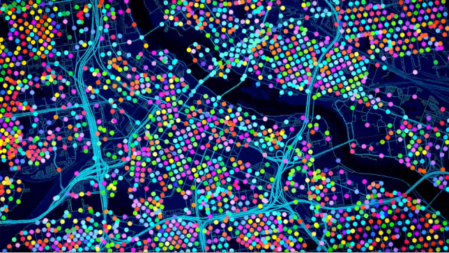 Mapa da cidade de tema escuro com pontos de cores variadas ilustrando informações demográficas